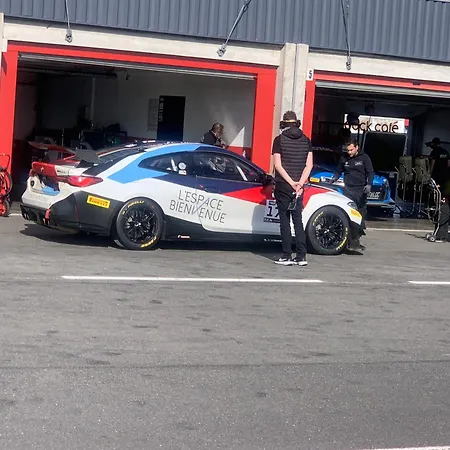 Avec Terrasse ベッド・アンド・ブレックファスト L'Isle-Jourdain